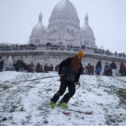 La discesa da Montmartre con gli sci / REUTERS