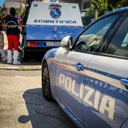 Accoltella la compagna e poi si toglie la vita, la donna è viva