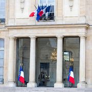 Francia: “aiuto a morire”, Macron vuole la legge. Ma il Senato lo frena