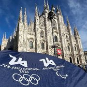Il simbolo delle Olimpiadi invernali sullo sfondo del Duomo di Milano