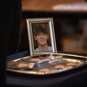 Ero tra i giovani in chiesa: chiedono che l'ultima parola sulla loro vita non sia la morte