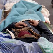 La storia del giovane immigrato accampato al freddo e salvato dai passanti