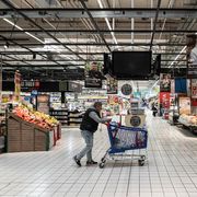 Clienti in un supermercato di domenica