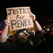 La donna uccisa a Minneapolis e lo sdegno dei vescovi Usa: preghiere e giustizia