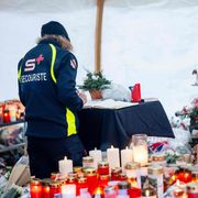 Un soccorritore lascia un messaggio sul libro del memoriale delle vittime: nel rogo di Capodanno sono morte 40 persone e altre 116 sono rimaste ferite / AFP