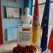 ll mezzo busto del giudice assassinato dalla mafia campeggia, in effigie, nell’atrio della scuola di quartiere “Giovanni Falcone”