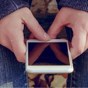 C'è un'età giusta per lo smartphone? Per i pediatri, non prima dei 13 anni