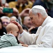 Aborto, eutanasia, maternità surrogata: il Papa entra nel dibattito globale