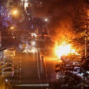 Un’auto in fiamme durante le proteste nel centro di Teheran / REUTERS