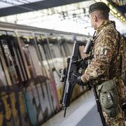 Sicurezza, militari e forze dell'ordine: perché il governo procede a vista