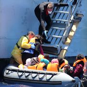 Mentre in Europa arrivano sempre meno migranti, in Italia restano stabili