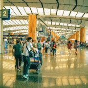 I migranti che entrano in Europa con il visto turistico (e poi restano)