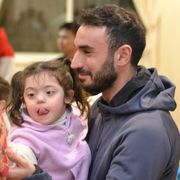 Marco Messina con una piccola ospite a Betlemme