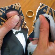 Una foto di due sposi spezzata in due con una fede nuziale al centro