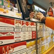 Pacchetti di sigarette in un tabaccaio