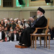 Khamenei riappare in pubblico e attacca gli Usa: ecco cosa ha detto