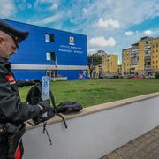 Nella scuola di Napoli dove si usa il metal detector. «Troppe armi, qui è necessario»