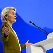 Sulle tariffe ora l’Europa alza il muro. Strasburgo congela l’intesa, Borse giù