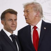 Trump e l'eterno rivale Macron, come si è arrivati allo scontro (e ne fa le spese lo champagne)