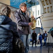 Un uomo suona il sassofono per la strade di Mosca / ANSA