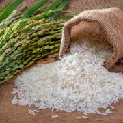 Riso bianco su un tavolo