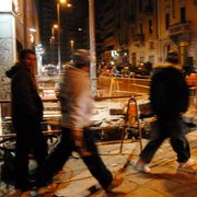 Un gruppo di ragazzi per le strade di Milano