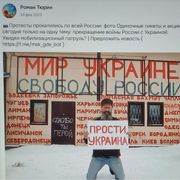 Il post in cui Roman mostra il cartello per la pace che gli è costato l'arresto