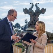 La premier Giorgia Meloni e il cancelliere tedesco Friedrich Merz durante il vertice Italia Germania a Villa Doria Pamphili, a Roma
