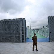 Un militare dell'esercito italiano davanti al Cpr di Gjader, in Albania