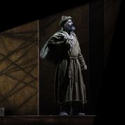 San Francesco sale sul palco. Con una scala orizzontale