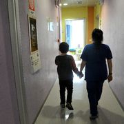 Un bambino seguito in una struttura dedicata