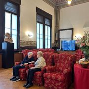 Due anziane musiciste chiacchierano nel salotto di Casa Verdi, a Milano