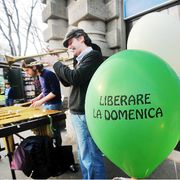 Una manifestazione contro il lavoro domenicale / FOTOGRAMMA