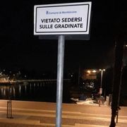 A Monfalcone fa discutere il cartello "Vietato sedersi"