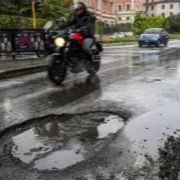 Roma migliora ma resta la capitale delle buche