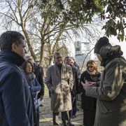 Un momento dell'incontro della redazione di "Avvenire" al Giardino dei Giusti di Milano con Gabriele Nissim, nel Giorno della Memoria / Fotogramma