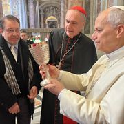 La presentazione al Papa, alla presenza del cardinale Gambetti, del calice per la Messa a Istanbul, opera realizzata dall'orafo Giuliano Tincani
