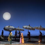 Monopattini, ombrelloni, racchettoni: “La Cecchina” al Petruzzelli di Bari va oltre il Settecento