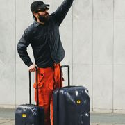 Quelle valigie ammaccate che restituiscono al turista il gusto sereno del viaggio