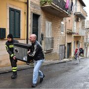 Volontari della Protezione civile e comuni cittadini aiutano le persone a svuotare le proprie case in bilico sull'abisso, a Niscemi / ANSA