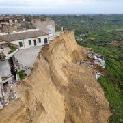 Frana a Niscemi: pioggia boati e paura, la collina scivola ancora