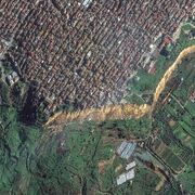 Un'immagine di Niscemi dall'alto. La frattura della frana è evidente / VANTOR