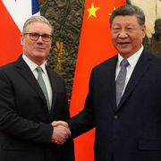 Il premier britannico Keir Starmer con il presidente cinese Xi Jinping a Pechino