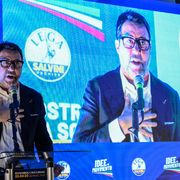 Lo "scarroccio a destra" della Lega, l'incognita Vannacci e il temporeggiatore Salvini