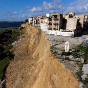 «Niscemi è in un'area ad altissimo rischio». Cronaca di 29 anni di emergenze e soldi mai spesi