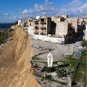 Il caso di Niscemi e come si deve spostare un paese