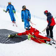 Crans-Montana, un mese dopo: gli abbracci ritrovati, lo sci, le ombre che restano