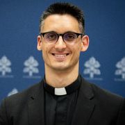 La diocesi di Milano: «Don Ravagnani ha deciso di sospendere il suo ministero presbiterale»