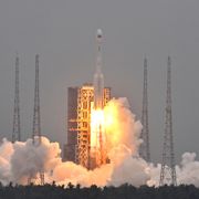 Il razzo Long March-7 che trasporta il satellite Yaogan-46 decolla dal sito di lancio di Wenchang nella provincia di Hainan in Cina