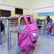 Il padre che ha picchiato la maestra davanti alla figlia a Piacenza